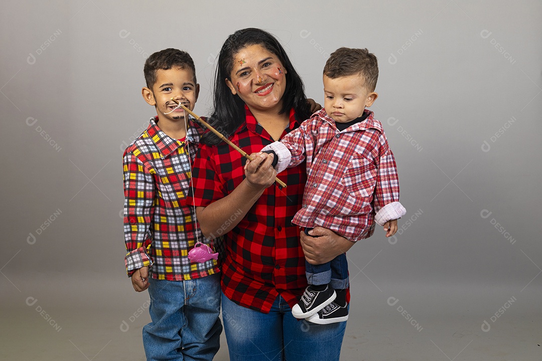 Avó ao lado de seus netos celebrando festa junina usando roupas e trajes típicos