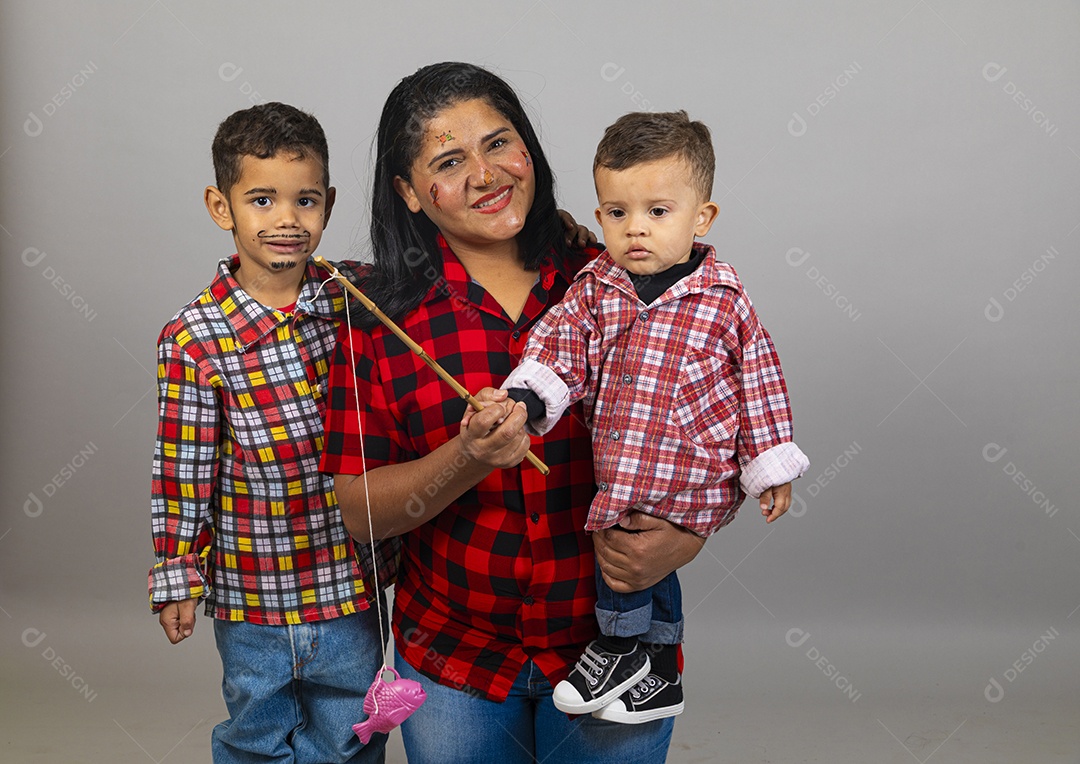 Avó ao lado de seus netos celebrando festa junina usando roupas e trajes típicos
