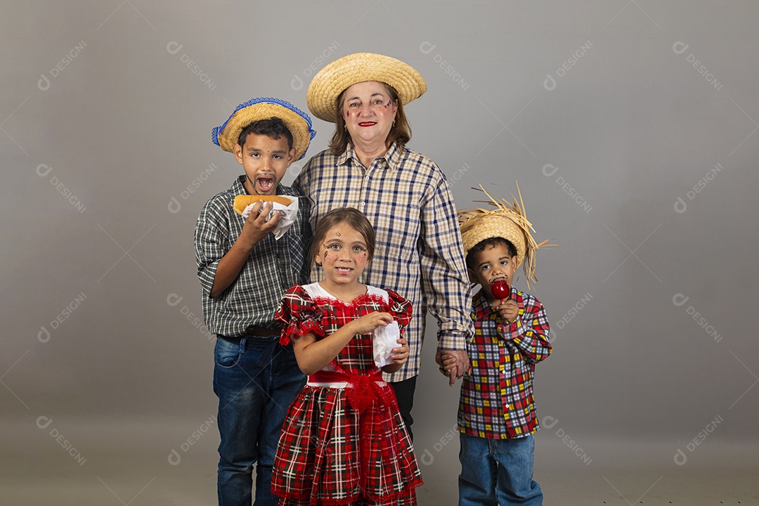 Avó ao lado de seus netos celebrando festa junina usando roupas e trajes típico