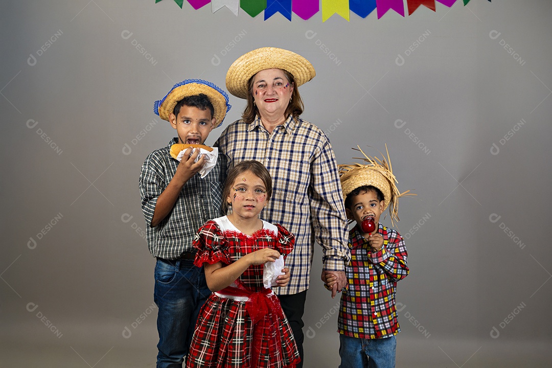Avó ao lado de seus netos celebrando festa junina usando roupas e trajes típicos