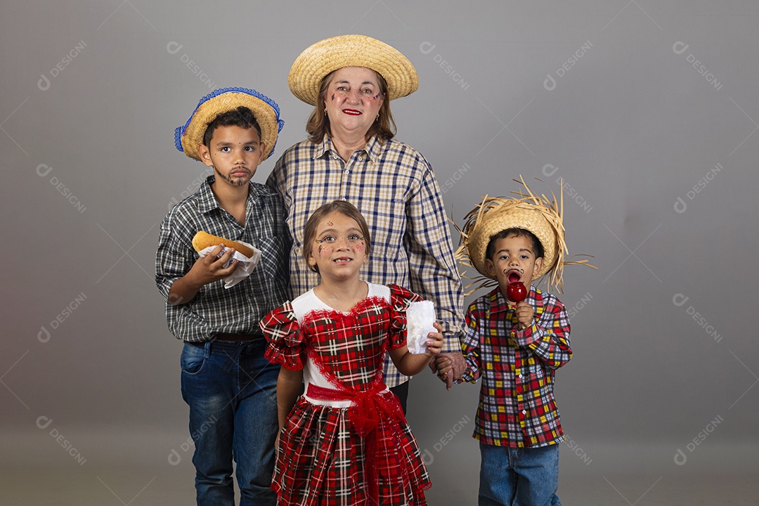 Mãe ao lado de seus filhos usando roupas típicas festa junina sobre fundo isolado
