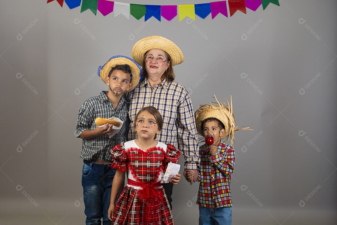 Avó ao lado de seus netos celebrando festa junina usando roupas e trajes típicos