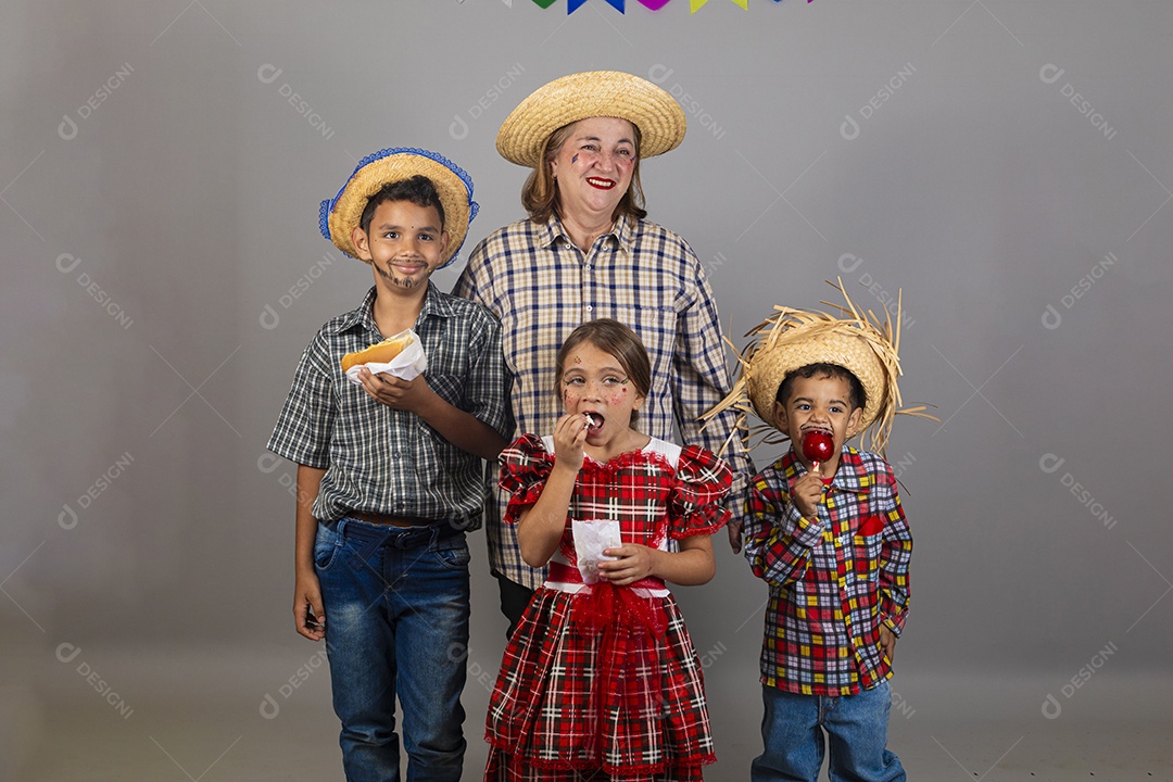 Avó ao lado de seus netos celebrando festa junina usando roupas e trajes típicos