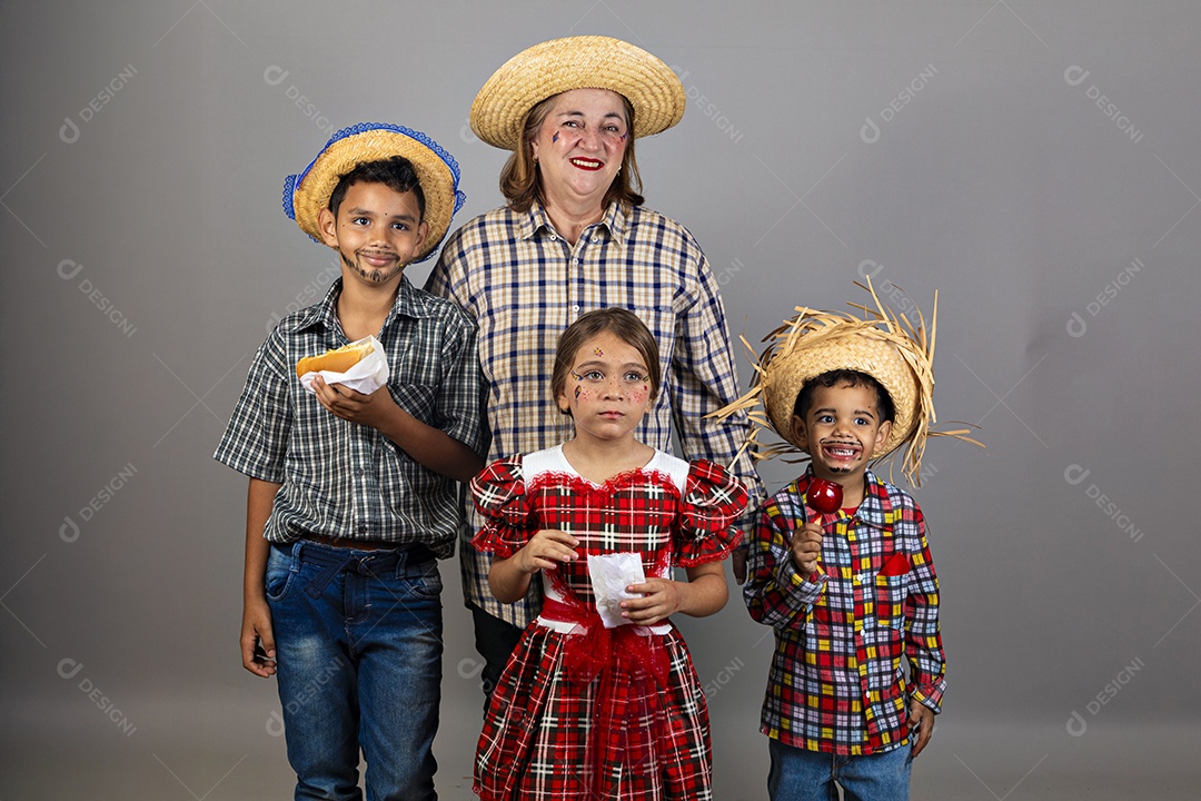 Avó ao lado de seus netos celebrando festa junina usando roupas e trajes típicos