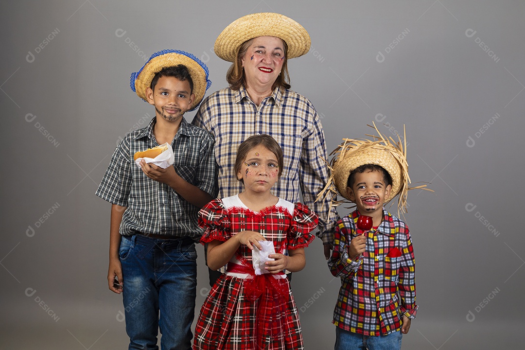 Avó ao lado de seus netos celebrando festa junina usando roupas e trajes típicos