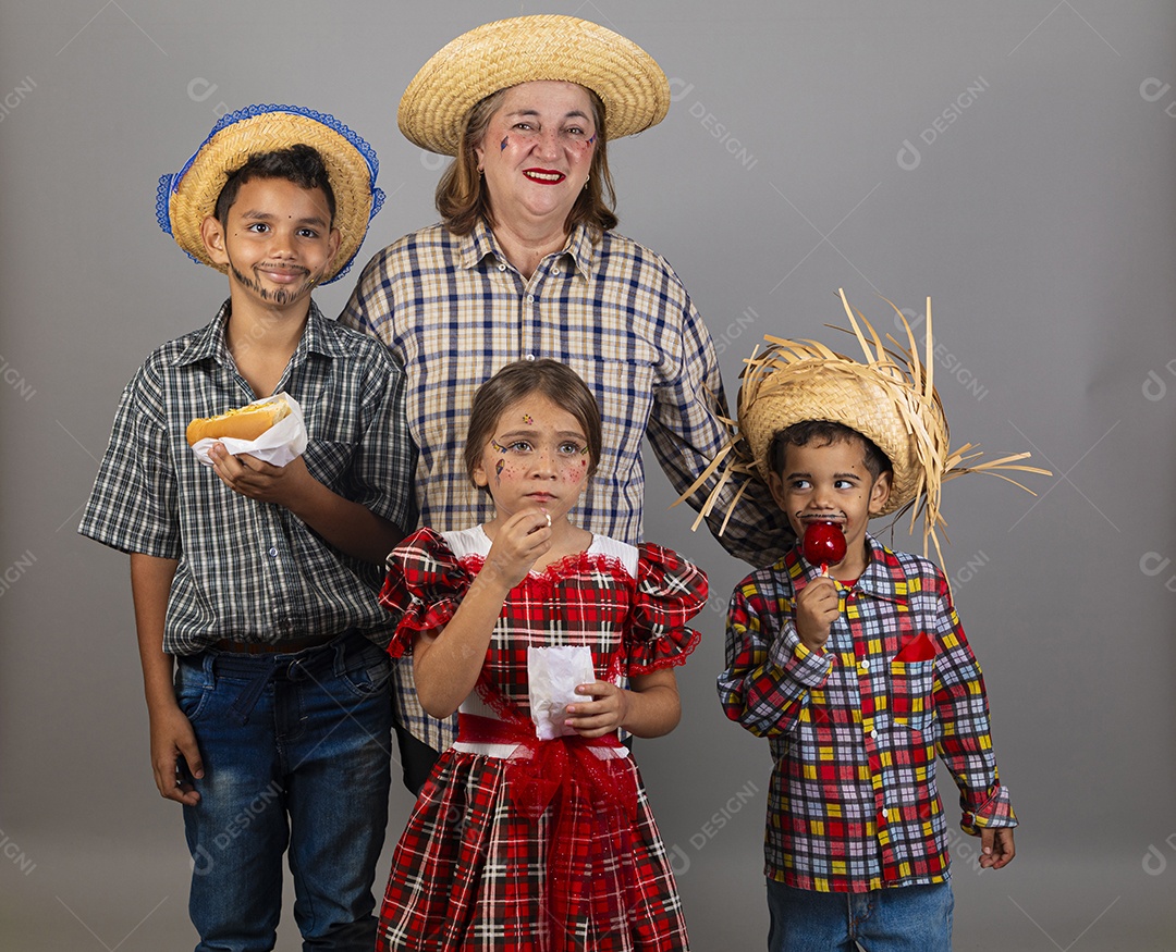 Avó ao lado de seus netos celebrando festa junina usando roupas e trajes típicos