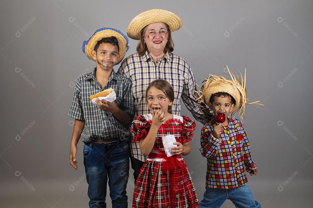 Avó ao lado de seus netos celebrando festa junina usando roupas e trajes típicos