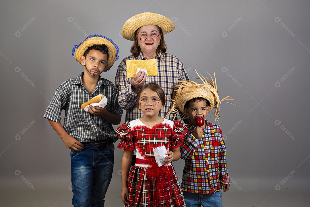Avó ao lado de seus netos celebrando festa junina usando roupas e trajes típicos