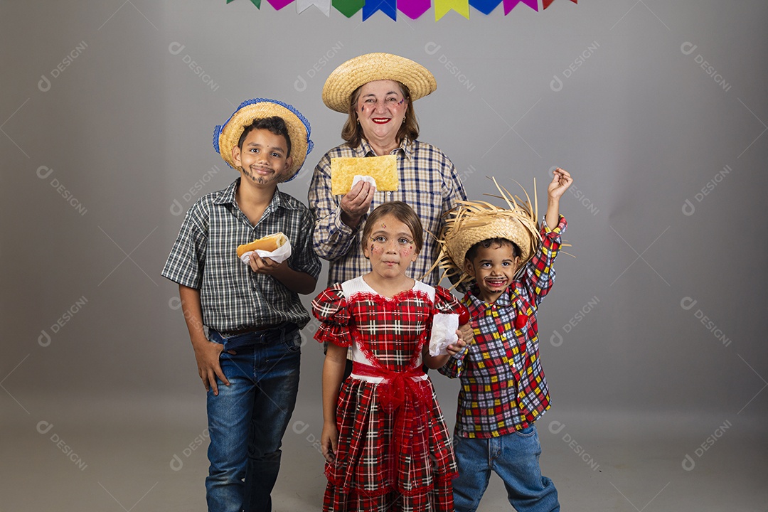 Mãe ao lado de seus filhos usando roupas típicas festa junina sobre fundo isolado