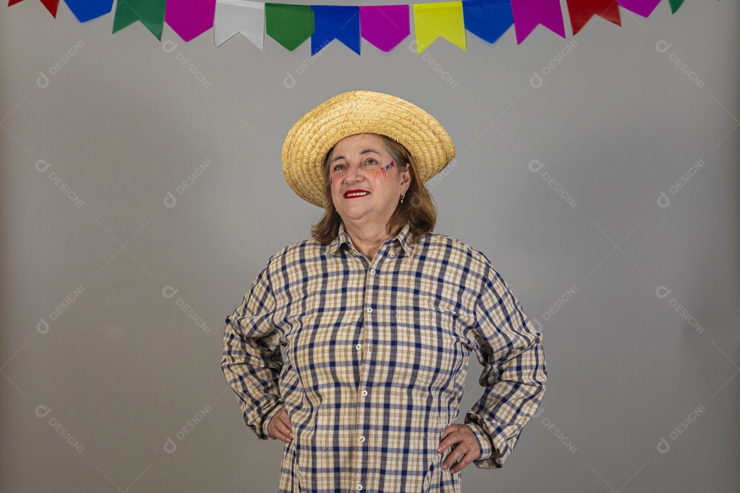 Linda mulher idosa usando roupas típicas de festa junina sobre fundo isolado