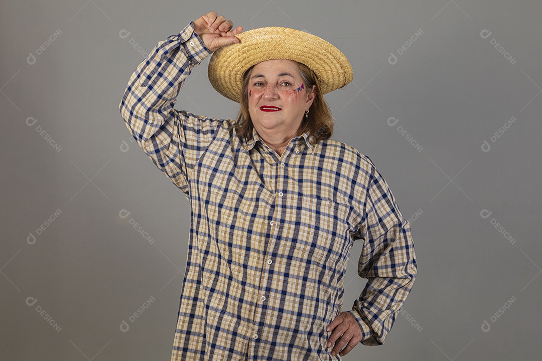 Linda mulher idosa usando roupas típicas de festa junina sobre fundo isolado