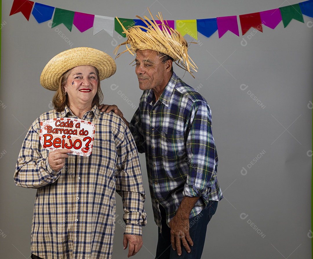 Lindo casal apaixonados celebrando festa junina