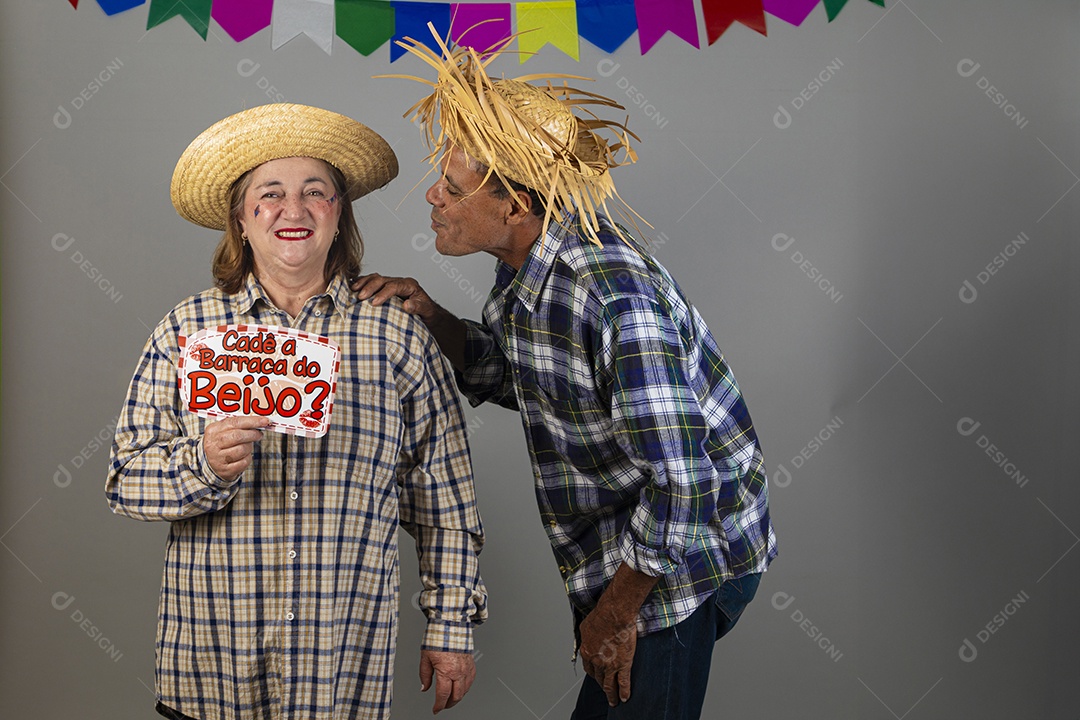 Lindo casal apaixonados celebrando festa junina