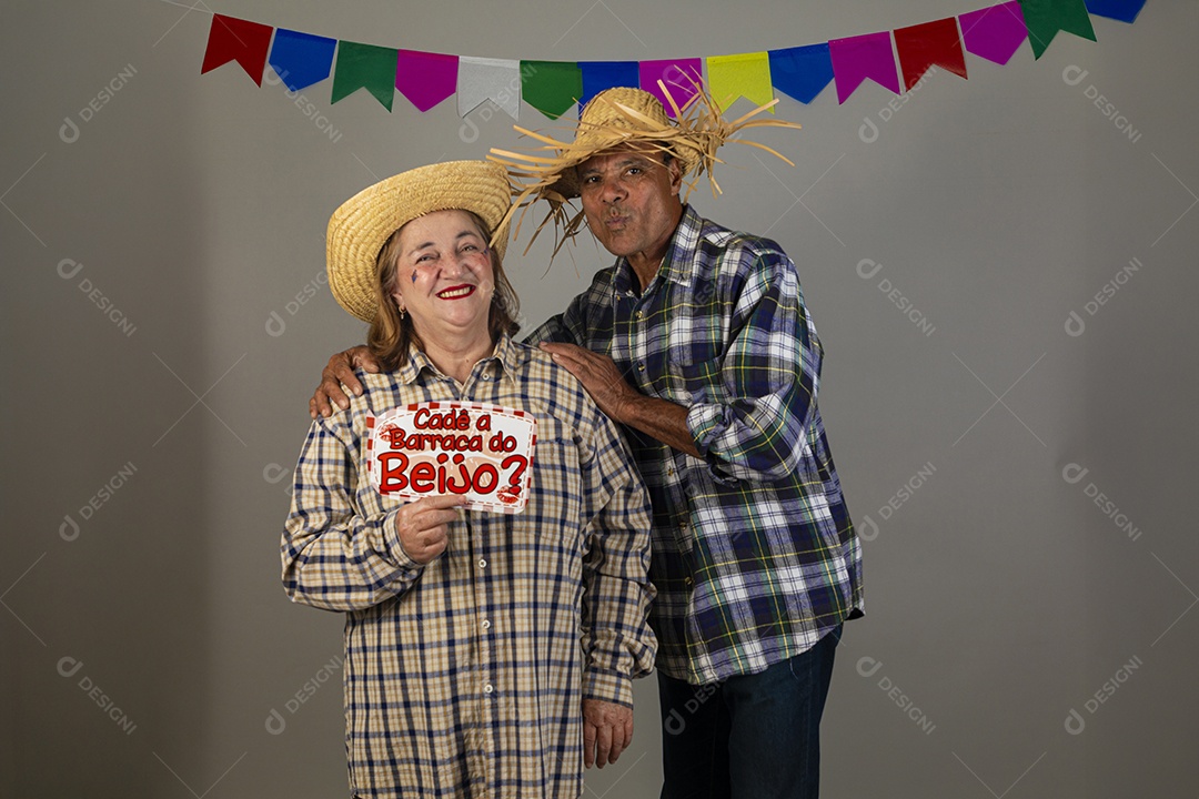 Lindo casal apaixonados celebrando festa junina