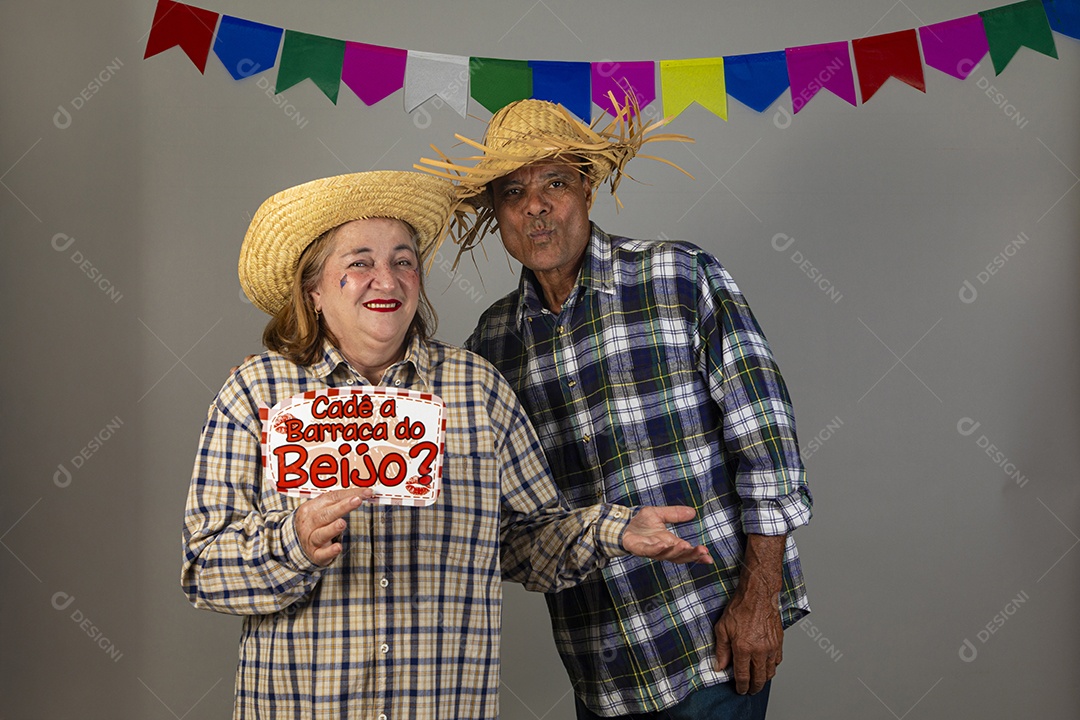 Lindo casal apaixonados celebrando festa junina