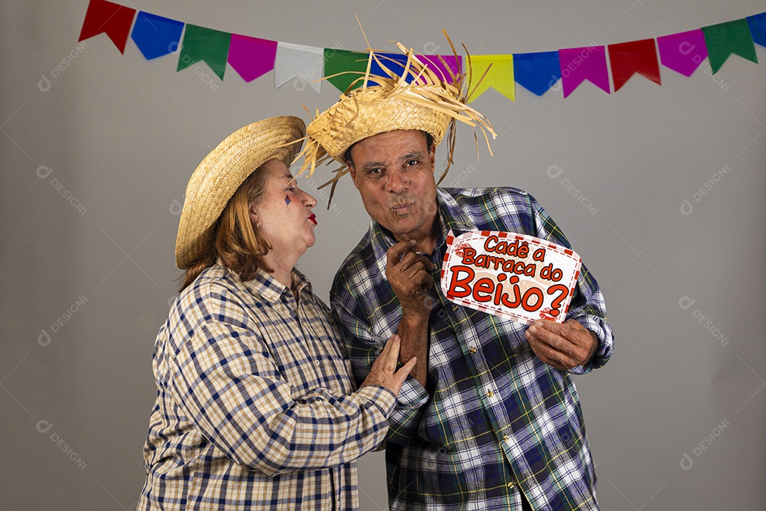 Lindo casal apaixonados celebrando festa junina