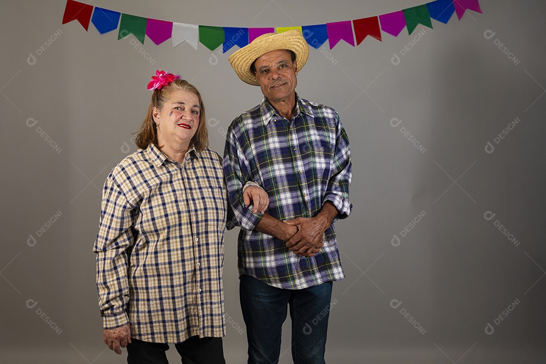 Lindo casal apaixonados celebrando festa junina