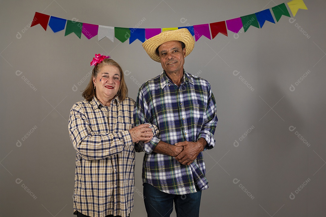Lindo casal apaixonados celebrando festa junina