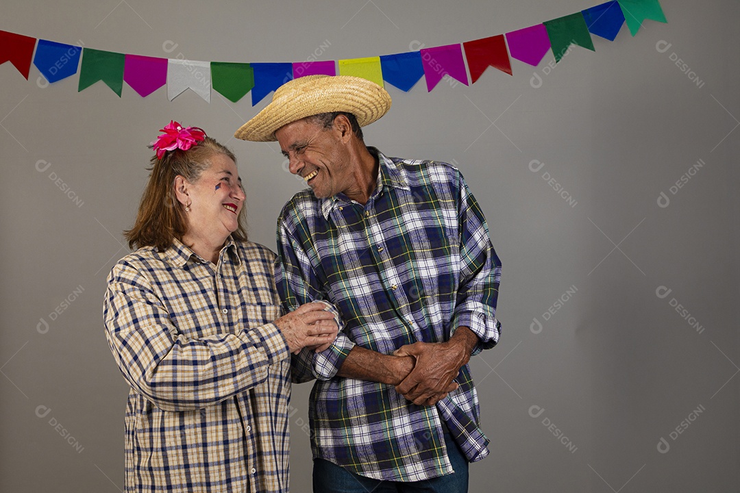 Lindo casal apaixonados celebrando festa junina