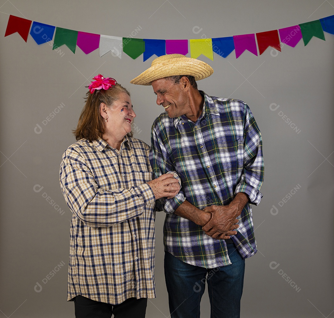 Lindo casal apaixonados celebrando festa junina