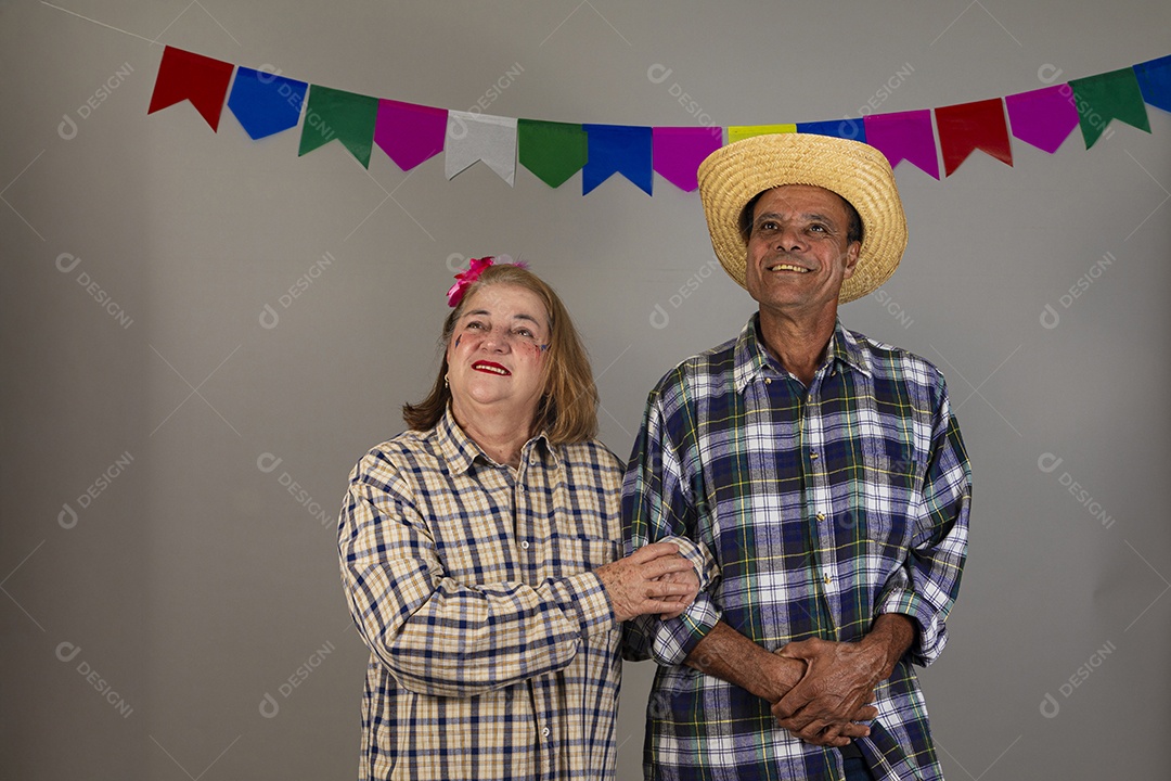 Lindo casal apaixonados celebrando festa junina