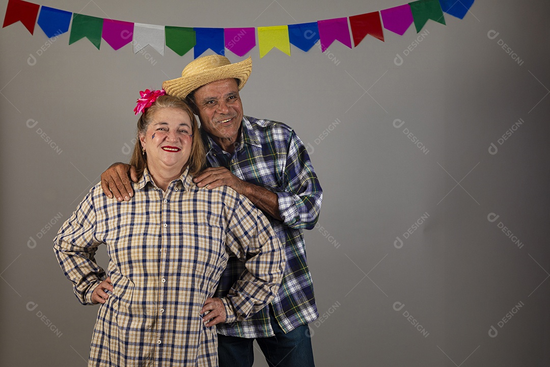 Lindo casal apaixonados celebrando festa junina