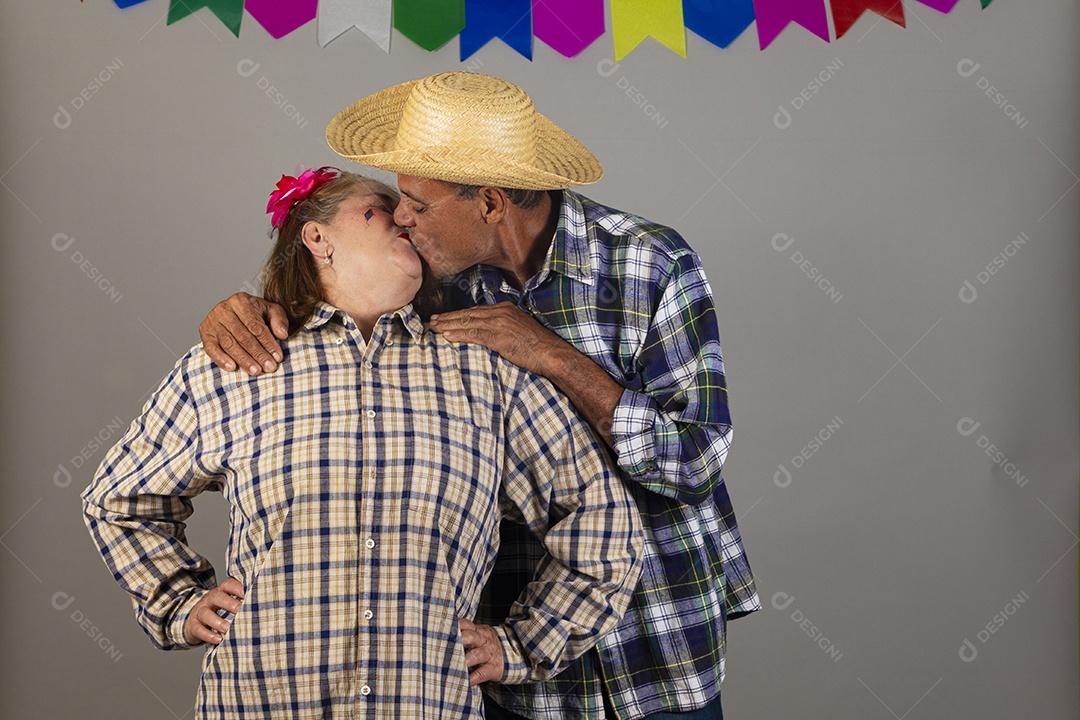 Lindo casal apaixonados celebrando festa junina