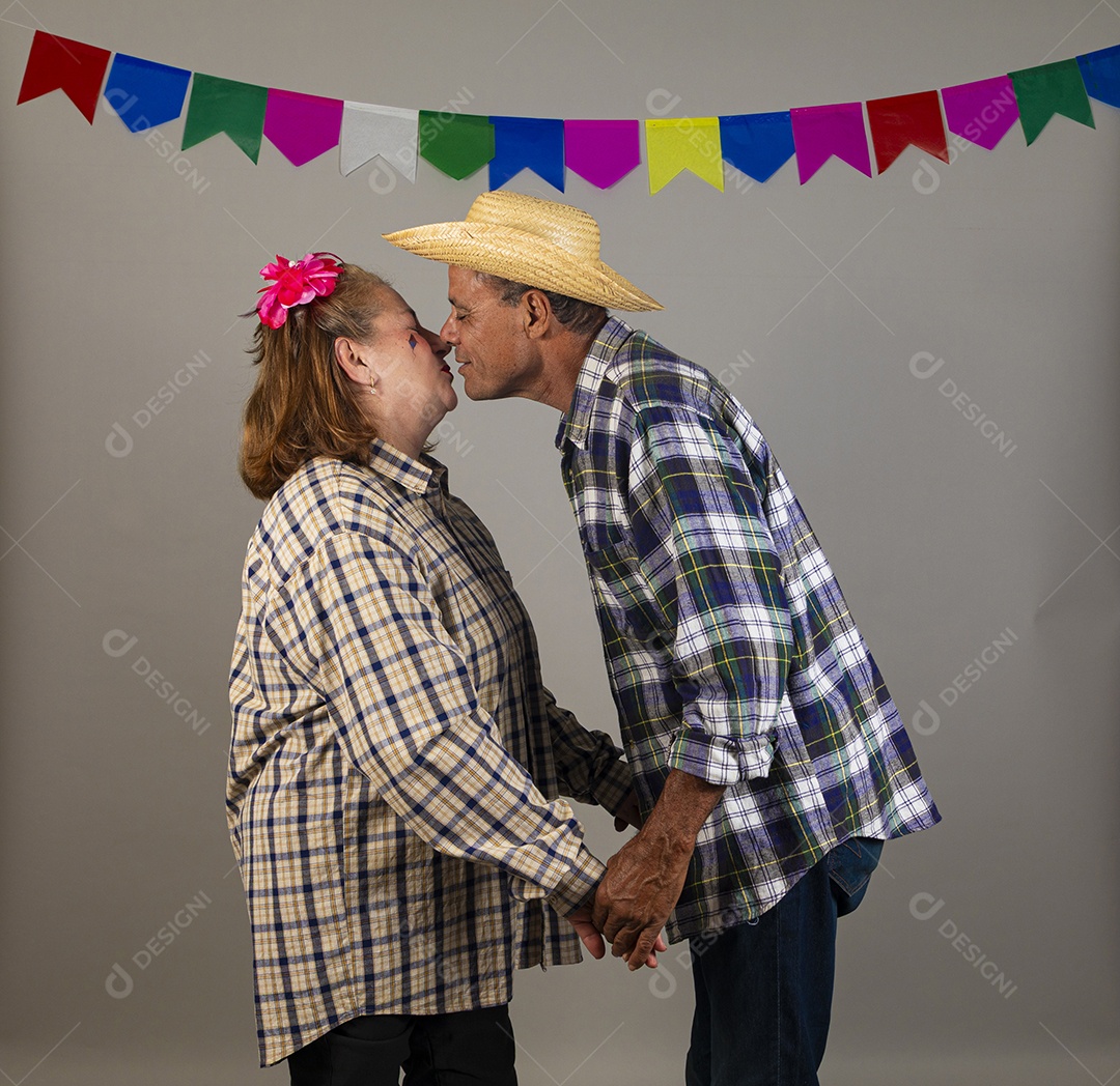 Lindo casal apaixonados celebrando festa junina