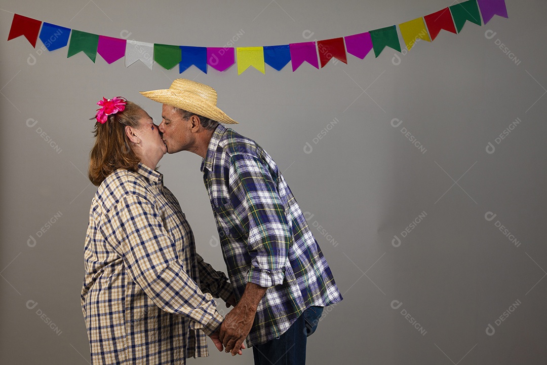 Lindo casal apaixonados celebrando festa junina