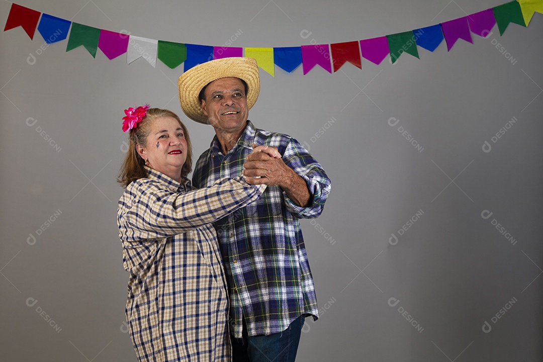 Lindo casal apaixonados celebrando festa junina