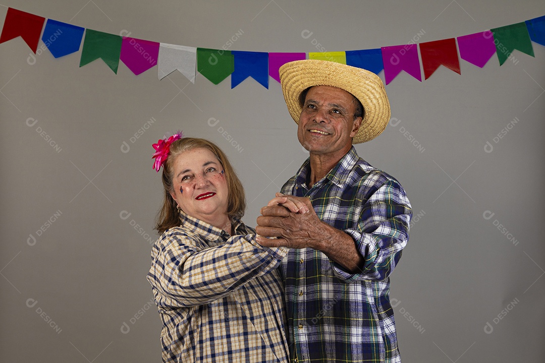 Lindo casal apaixonados celebrando festa junina