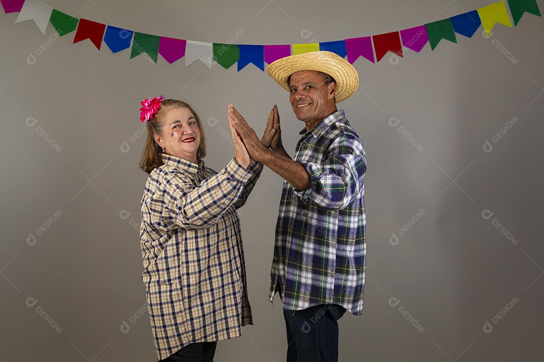 Lindo casal apaixonados celebrando festa junina