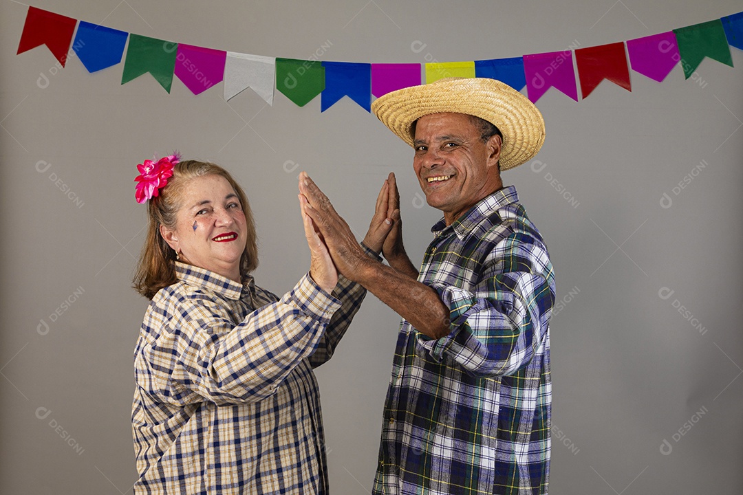 Lindo casal apaixonados celebrando festa junina