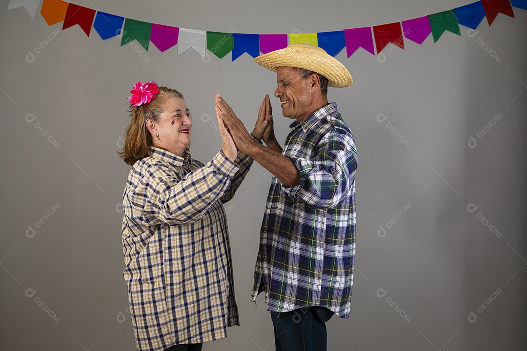 Lindo casal apaixonados celebrando festa junina