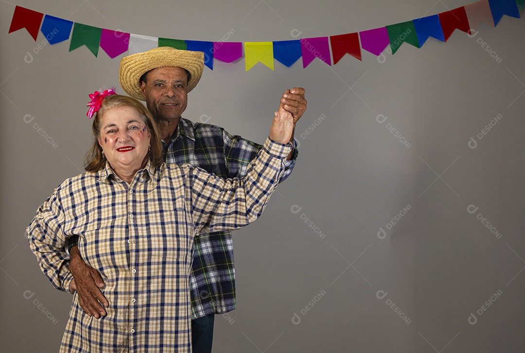 Lindo casal apaixonados celebrando festa junina