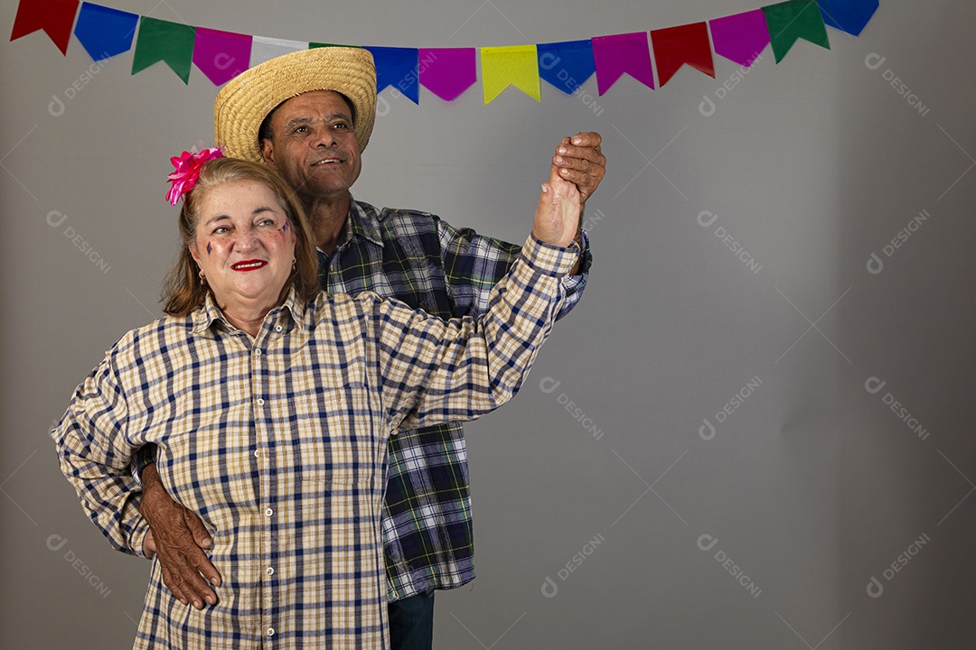 Lindo casal apaixonados celebrando festa junina