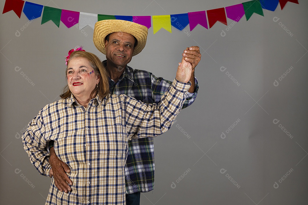 Lindo casal apaixonados celebrando festa junina