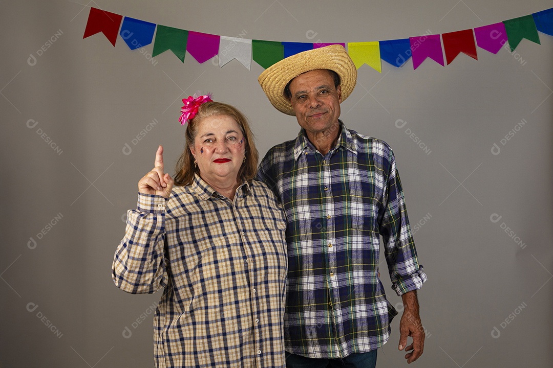 Lindo casal apaixonados celebrando festa junina