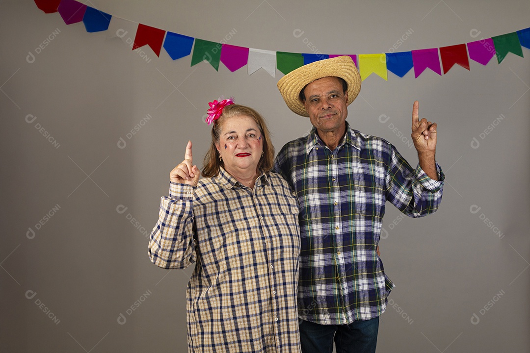 Lindo casal apaixonados celebrando festa junina