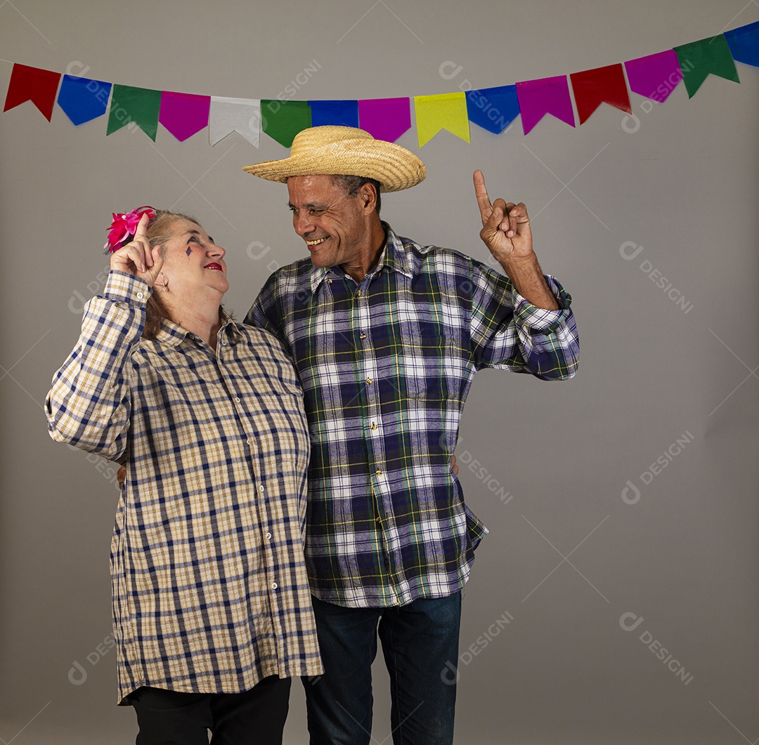 Lindo casal apaixonados celebrando festa junina