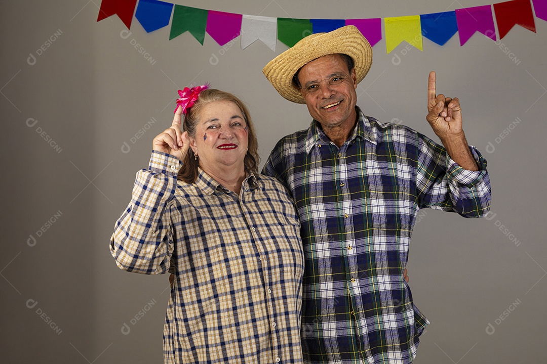 Lindo casal apaixonados celebrando festa junina
