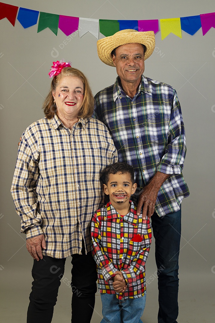 Avós feliz e sorridente celebrando festa junina com seu neto