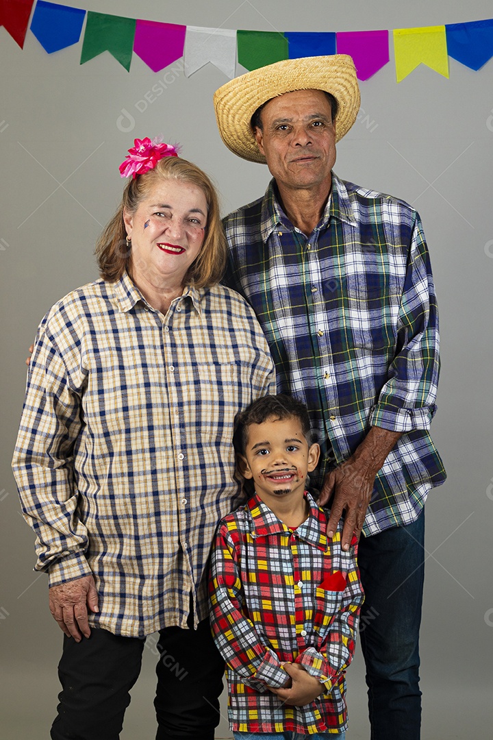 Avós feliz e sorridente celebrando festa junina com seu neto