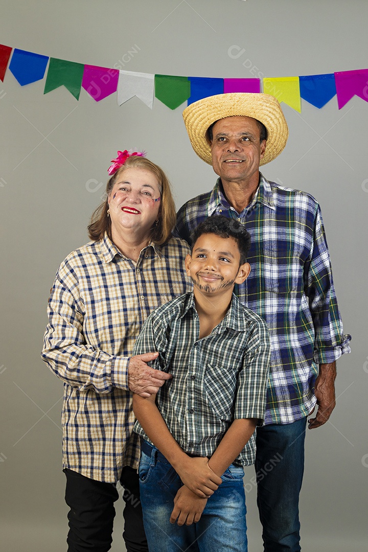 Avós feliz e sorridente celebrando festa junina com seu neto