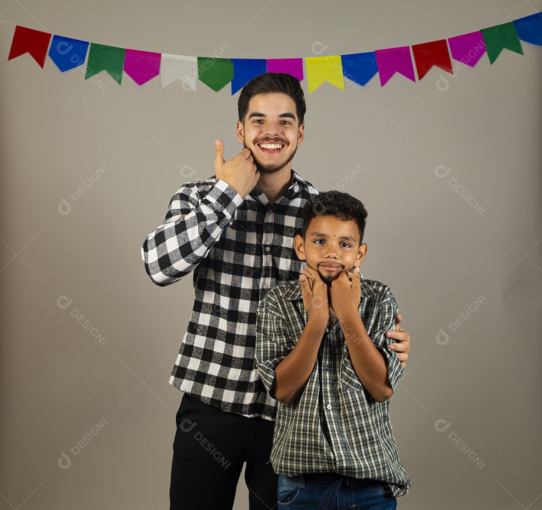 Pai ao lado de seu filho usando roupas típicas festa junina sobre fundo isolado