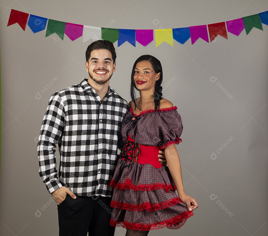 Lindo casal apaixonados celebrando festa junina