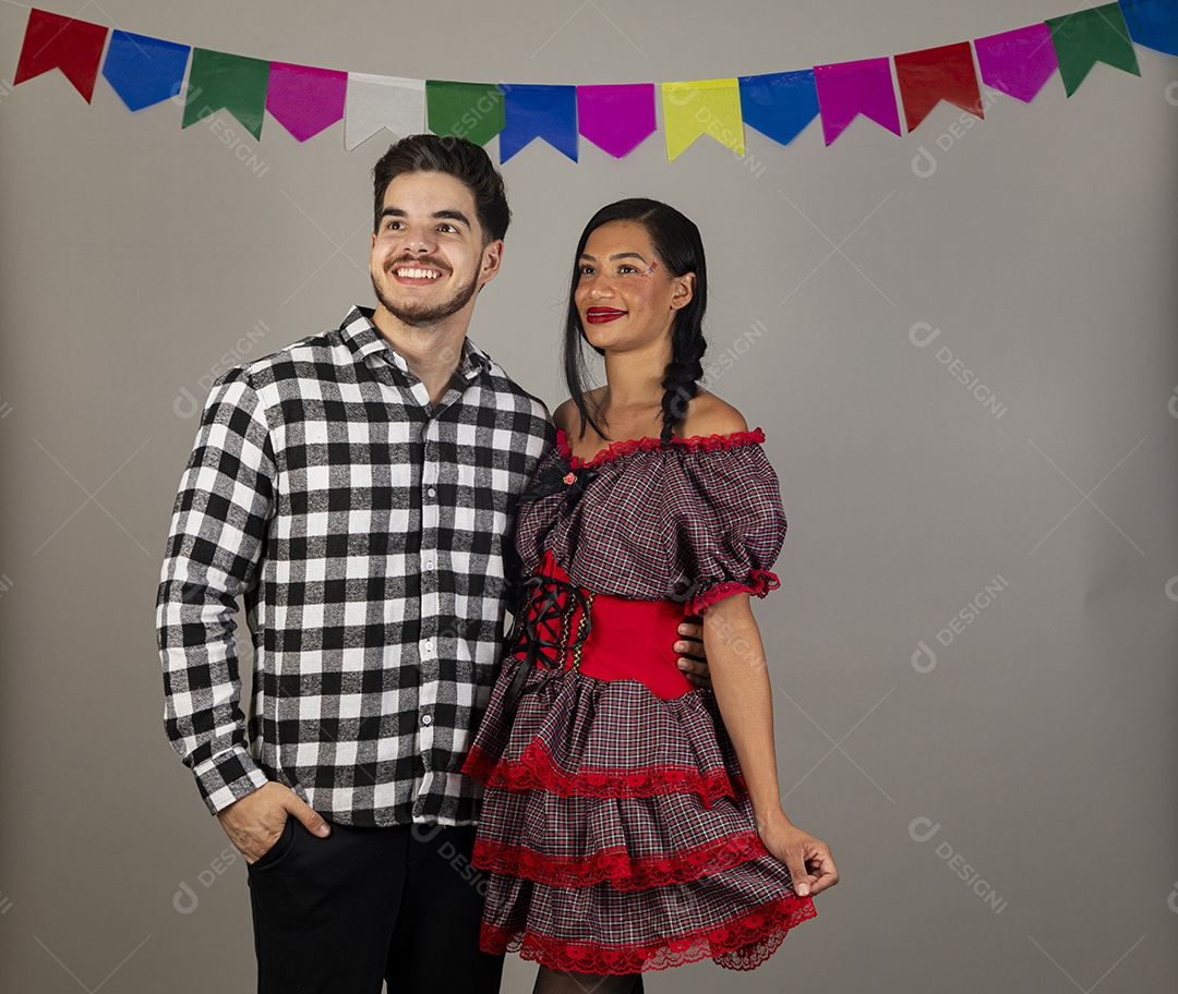 Lindo casal apaixonados celebrando festa junina