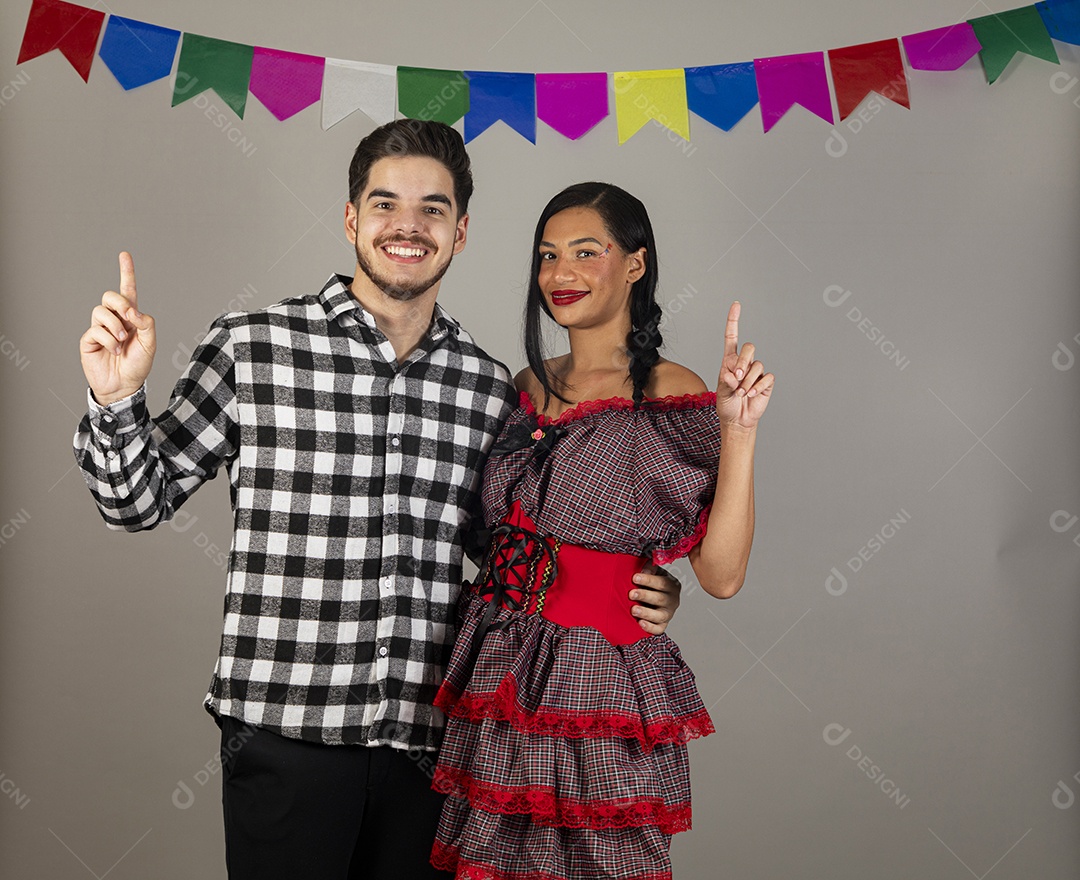 Lindo casal apaixonados celebrando festa junina