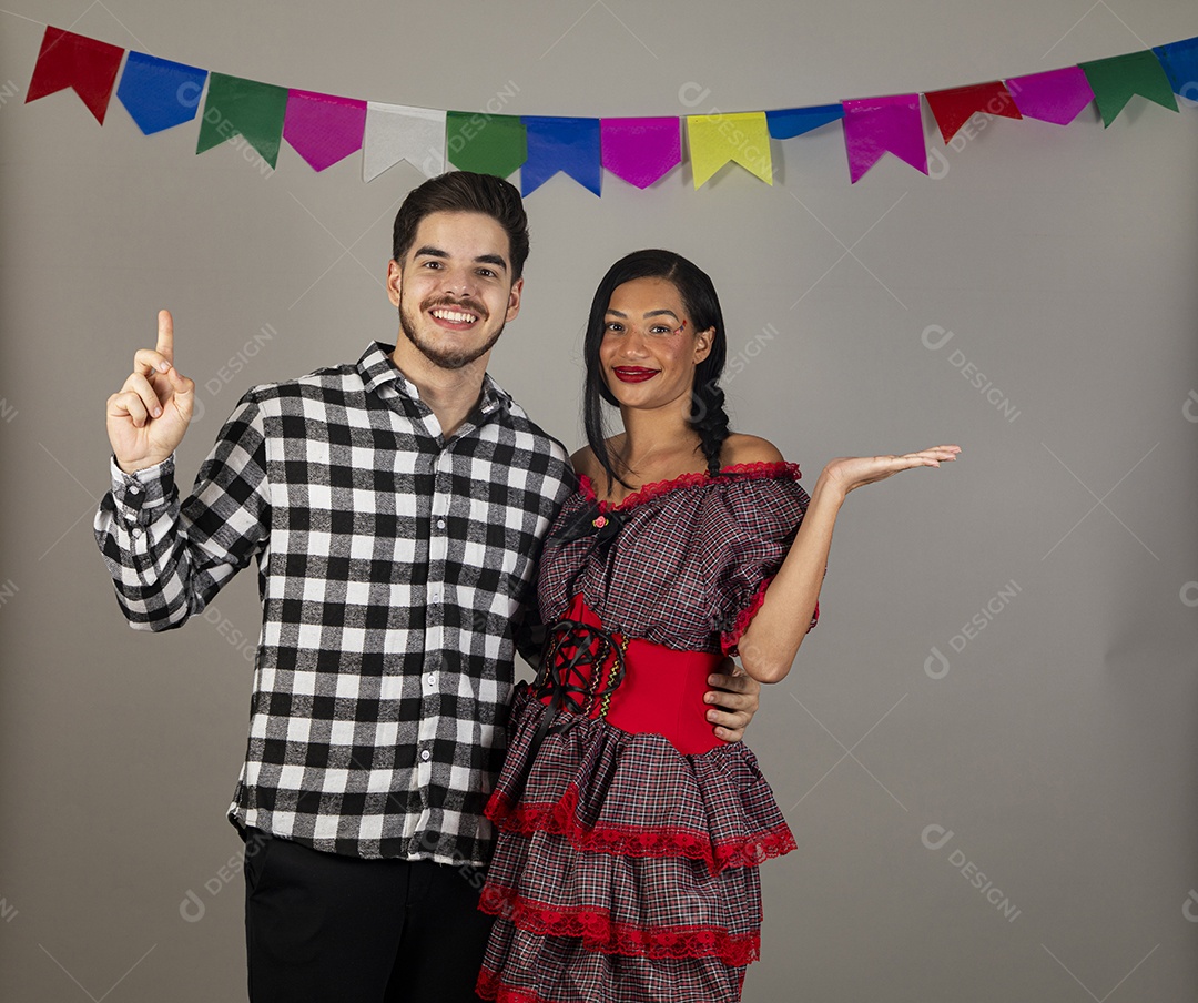 Lindo casal apaixonados celebrando festa junina
