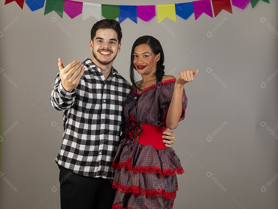 Lindo casal apaixonados celebrando festa junina